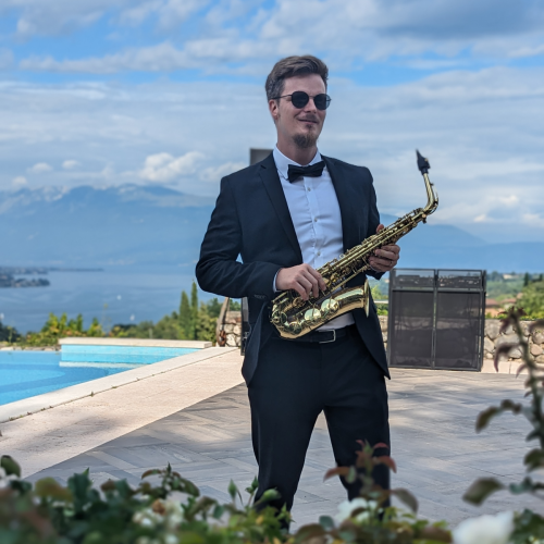 Altsaxophon am Pool in Italien